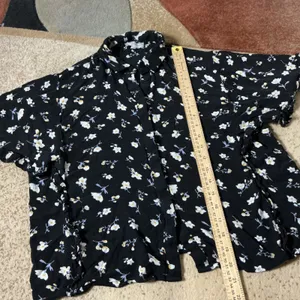 Kaylas Armoire Floral Ruffle Button Down Top Womens M Black Short Sleeve Boho thumbnail 2