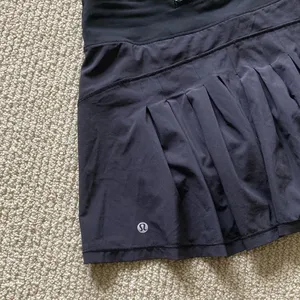 LULULEMON Circuit Breaker Skirt 15” Size 6 Tall Long Black Pleat Discontinued thumbnail 2