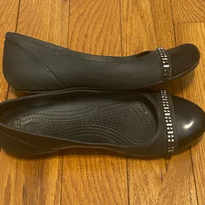 Women's Crocs Patent Cap Toe Rhinestone Rubber‎ Flats Black Size 8 thumbnail 2