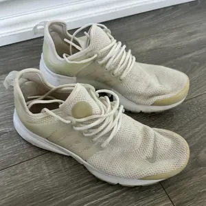 Nike Women’s Tennis Shoes thumbnail 1