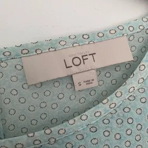Ann Taylor LOFT Women’s Size S Semi-Sheer Ruffle Blouse Short Sleeve Top thumbnail 4