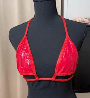 Glossy red triangle top Size M thumbnail 1