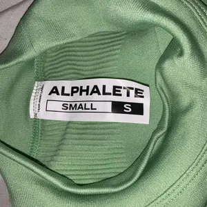 Alphalete Shirt Womens Small Green Cropped Long Sleeve Athletic Stretch Gym Top thumbnail 3