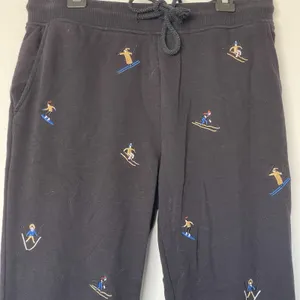 Lou & Grey LOFT Womens Black Embroidered Skier Ski Sweatpants Small Cozy Winter thumbnail 4