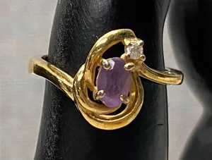 Vintage Gold Tone Taiwan Stamped Oval Amethyst CZ Swirl Fashion Ring Size 7 thumbnail 1