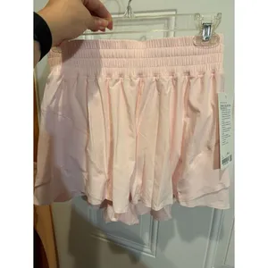 NWT new womens lululemon shake it out shorts medium light pearl pink $68 lined thumbnail 3