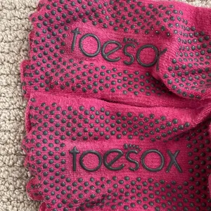 Toesox Half Toe Bellarina Grip Socks Size Medium Dark Pink Barre Pilates EUC thumbnail 8