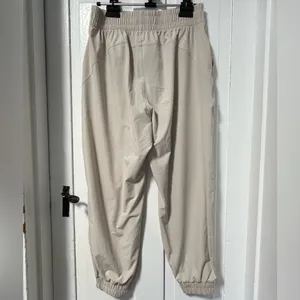 Abercrombie & Fitch Traveler Apres pant with jogger style bottom in cream L thumbnail 5