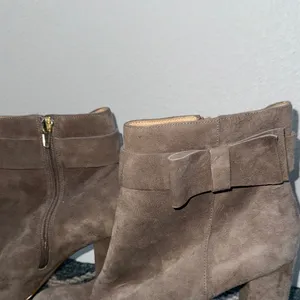 Kate Spade Suede Bow Ankle Boots Block Heel Taupe Size 9.5 thumbnail 3