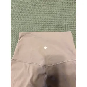 Lululemon Shorts Women’s Size 4 thumbnail 6
