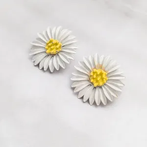 Vintage Clip On Earrings 1" Large Daisy Flower - Floral Whimsical Summer Theme thumbnail 3