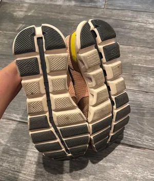 On Cloud Running Shoes thumbnail 2
