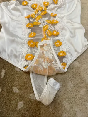 White Satin Floral Embroidered Mesh Snap Bodysuit Yellow Daisy Appliqué size M thumbnail 7