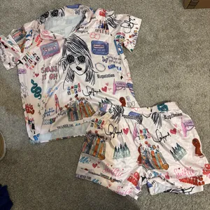 Source Unknown Women’s XL Taylor Swift Button Down Short Pajama Set Silky Like Fabric Swiftie thumbnail 2