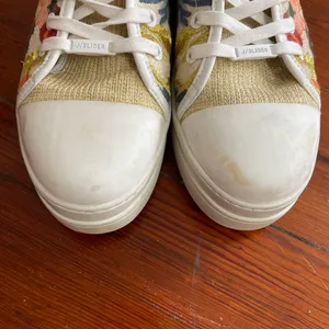 J Slides Noir Floral Embroidered Platform Sneaker‎ Artsy Women's Sz 9 🧡🎀 thumbnail 4