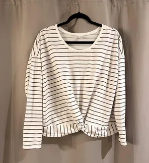 Women’s Old Navy White and Burgundy Striped Top thumbnail 1