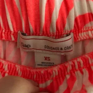 GAP Strapless Neon Pink Leaf Pattern Maxi Dress Size XS thumbnail 6