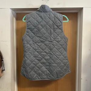 Old Navy Light Grey Quilted Vest with Gold Zipper and Pockets -size M -MSRP $35! thumbnail 4