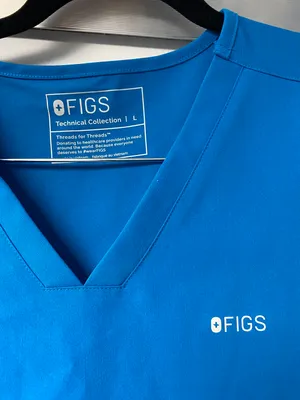 FIGS Women's Extreme Blue Casma™ - Three Pocket Extremes Scrub Top thumbnail 4