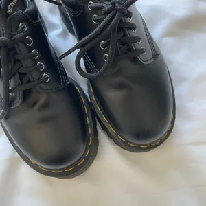 Black Dr. Martens 8053 QUAD platform loafers/oxford air wair thumbnail 2