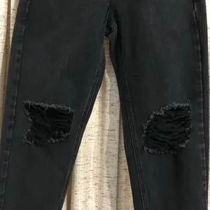 PrettyLittleThing Washed Black Ripped Knee Mom Jeans thumbnail 3