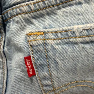 Levi's 501 Original Shorts Size 27 Light Wash Blue High Waisted Raw Hem Denim thumbnail 3