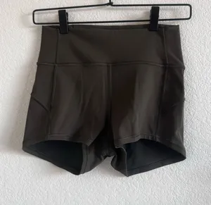 Lululemon In Movement Short *Everlux 2.5” 6 Dark Olive thumbnail 1