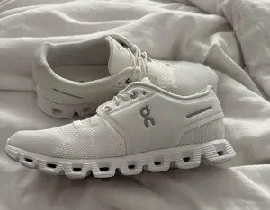 On Cloud Shoes thumbnail 3