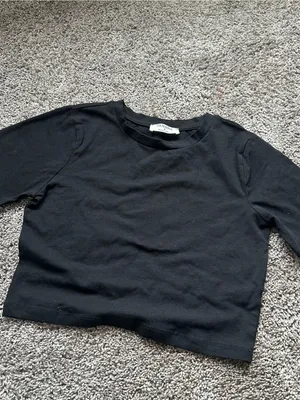 Zenana Outfitters Black Short Sleeve Crop Tee thumbnail 2