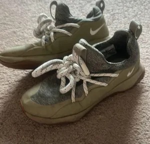 Nike City Loop in Olive Women’s 9 thumbnail 5