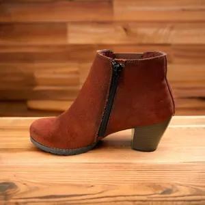 Clarks Women's Pause Camelia Boot Size 8M Block Heel Chelsea Red Suede Pull On thumbnail 8