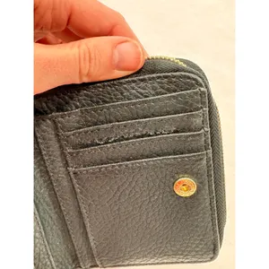 Steve Madden Womens Black Pebbled Faux Leather Zip Bifold Wallet Gold Logo‎ Bar thumbnail 9