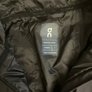 On Running Insulator Jacket Gray thumbnail 5
