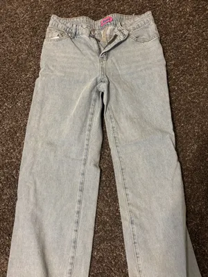 Edikted Low-Rise Jeans thumbnail 1