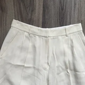 Club Monaco Women's Cream Straight Leg Pants Size 2 Front Pleated Trousers thumbnail 3