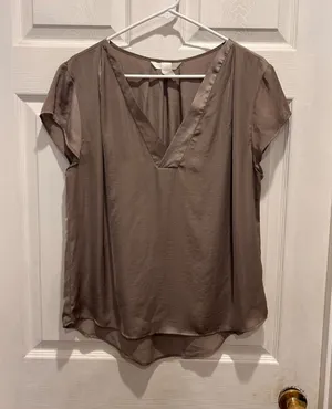 H&M Conscious Womens Size 14 Taupe Brown Satin V-Neck Cap Sleeve Blouse Top‎ thumbnail 1