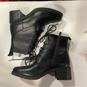 Cute clean lace up Timberland black leather boots 2” block heel classic street thumbnail 12