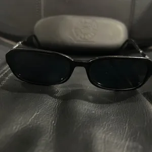 Elegant Black Sunglasses thumbnail 2
