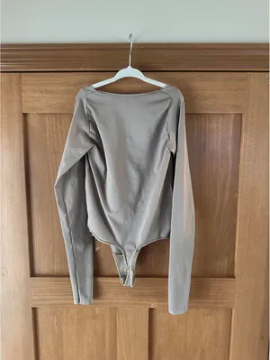SKIMS Essential Scoop Neck Long Sleeve Bodysuit Beige Tan Women’s XXS / XS thumbnail 5