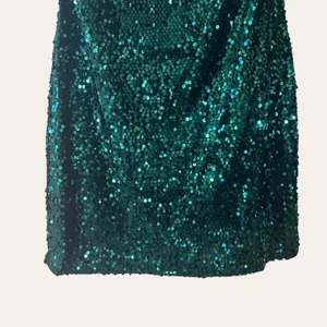 PrettyLittleThing Emerald Green Sequin Bow Bandeau Bodycon Dress 6 thumbnail 8