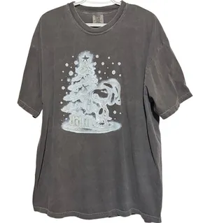 Comfort Colors Gray Christmas Green Snoopy by Christmas Tree T-Shirt Size 2XL thumbnail 1