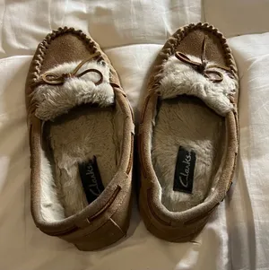 Clarks Women's Brown Suede Moccasins with Cream Faux-Fur Trim thumbnail 1