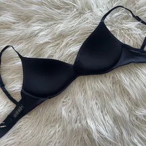 Skims Wireless Form Pushup Plunge Bra Onyx Size 32D thumbnail 8
