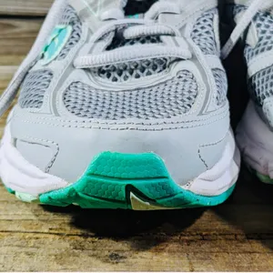 Saucony Marauder 3 women's size 9.5 Gray and green . thumbnail 10