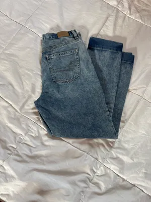Tags: mom jeans, high rise jeans, light wash denim, casual, trendy, women’s jeans, American Eagle, size 4. thumbnail 3