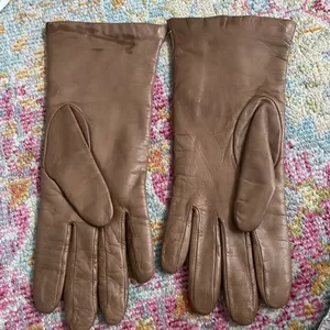 Leather gloves in nice condition some staining on one glove Size 8 thumbnail 2