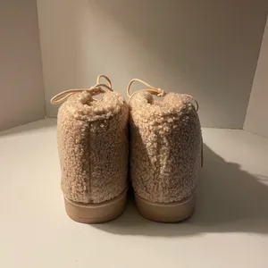 Just Fab Katie Lace-Up Beige Faux Fur Fuzzies Size 10 thumbnail 3