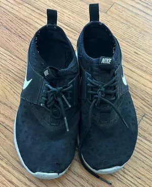 Nike tennis shoes thumbnail 1