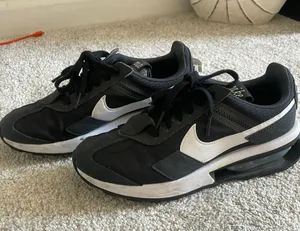 Nike Sneakers thumbnail 1