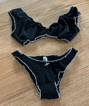 Frankie’s Bikinis set thumbnail 1